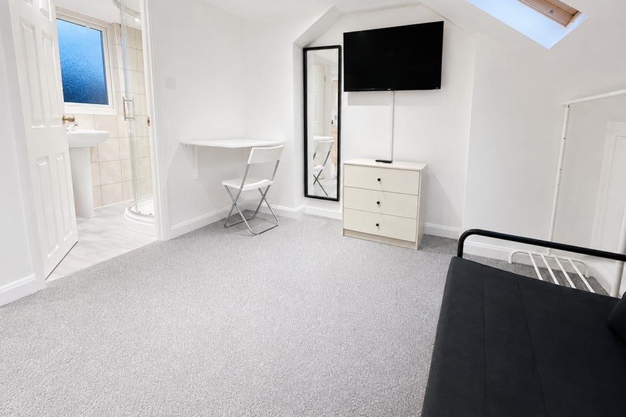 Flat Maybury Road in Woking