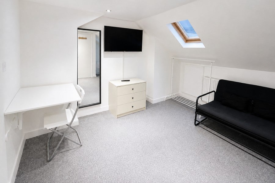 Flat Maybury Road in Woking