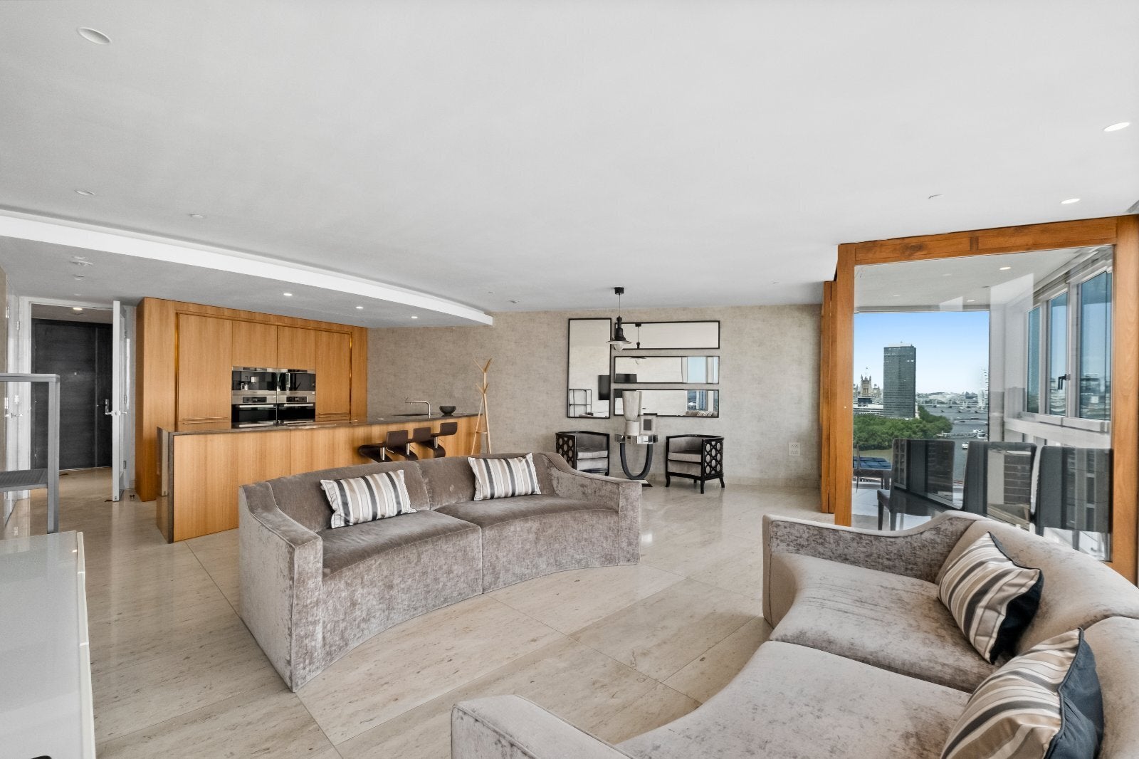 Flat Nine Elms Lane in Greater London