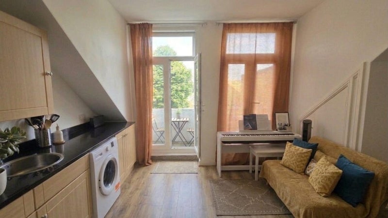 Flat Acton Lane in Greater London