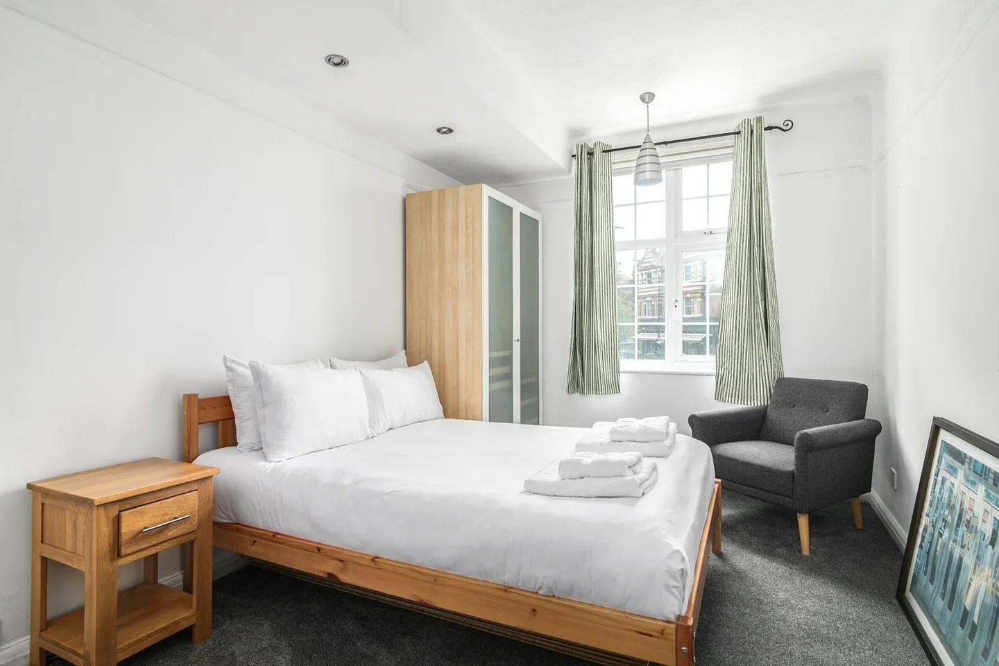 Flat Bolton Crescent in Greater London