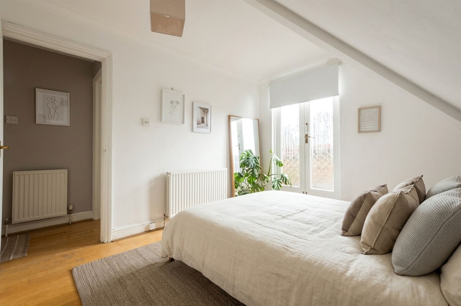 Flat Woodchurch Road in Greater London