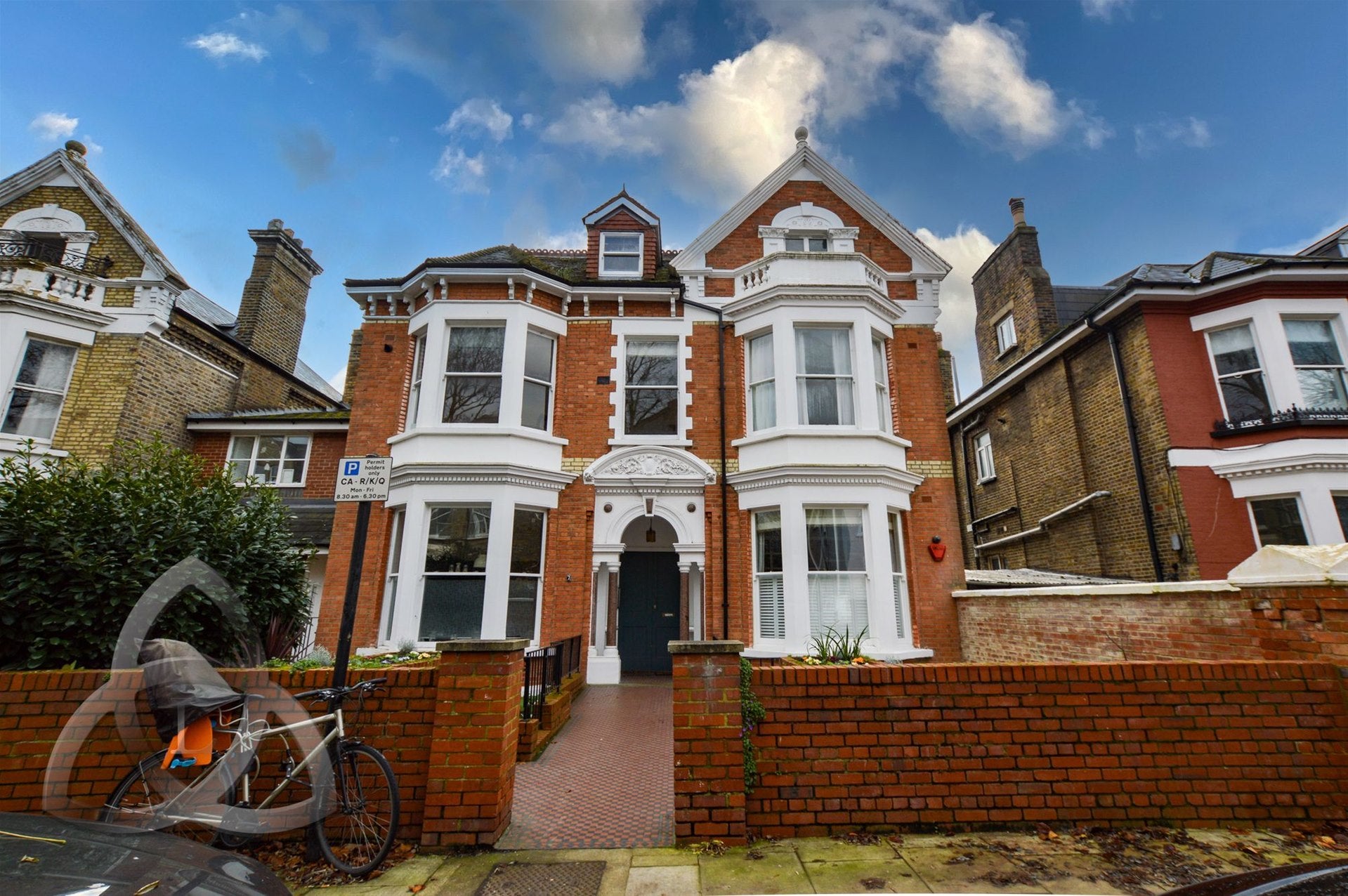 Flat Woodchurch Road in Greater London