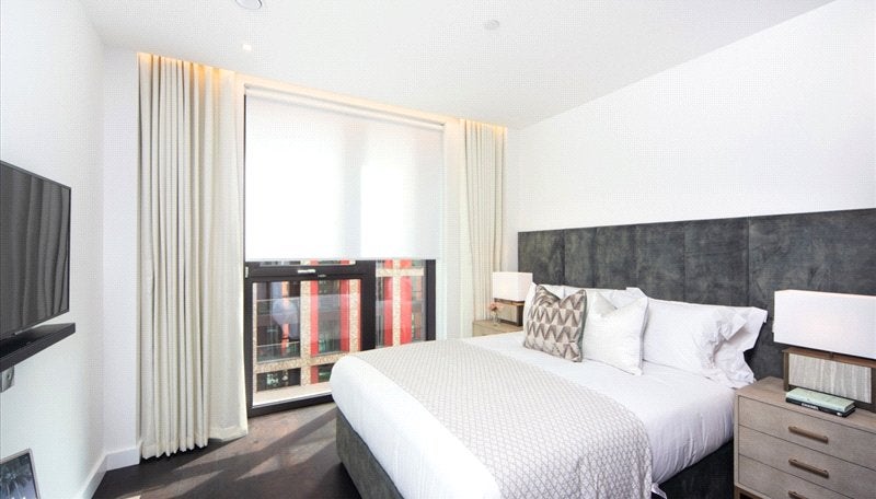 Flat Ponton Road in Greater London