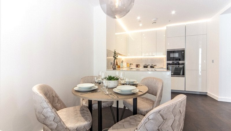 Flat Ponton Road in Greater London