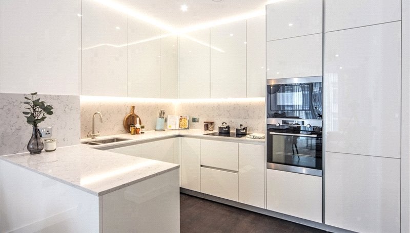 Flat Ponton Road in Greater London