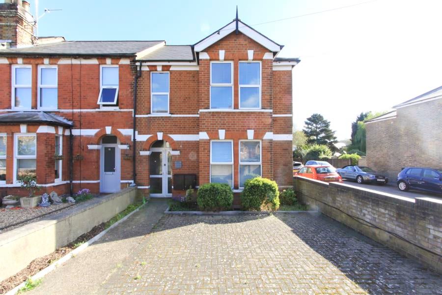 Flat Hallowell Road in Greater London
