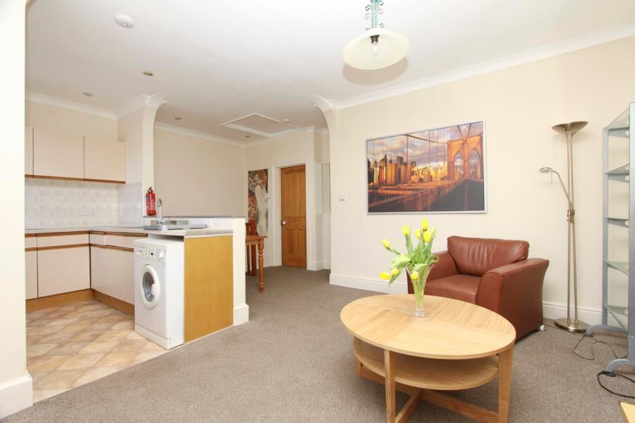 Flat Hallowell Road in Greater London