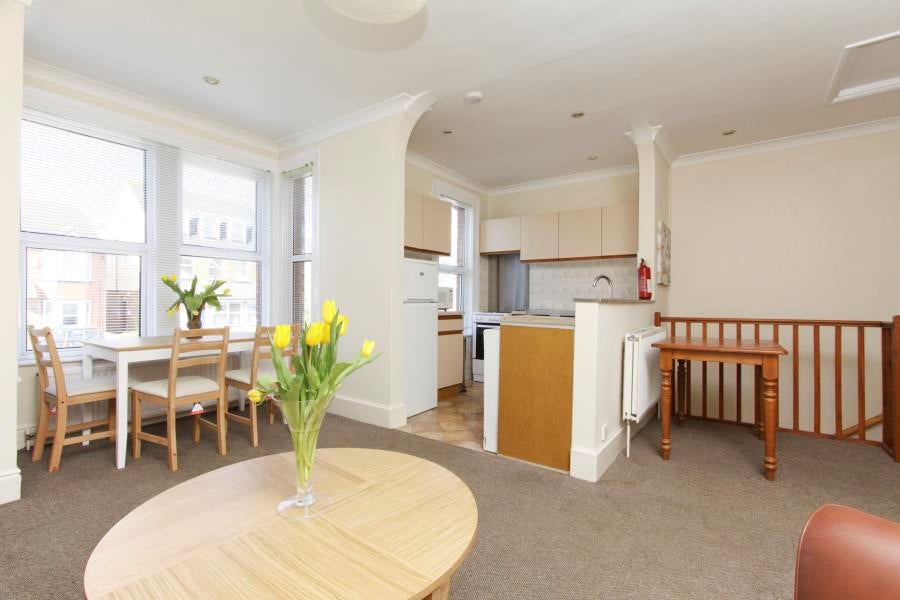 Flat Hallowell Road in Greater London