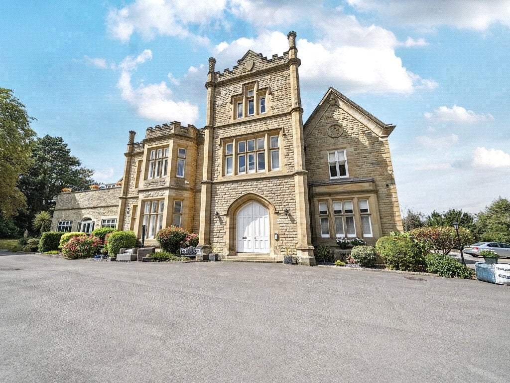 Flat Walton Lane in Wakefield