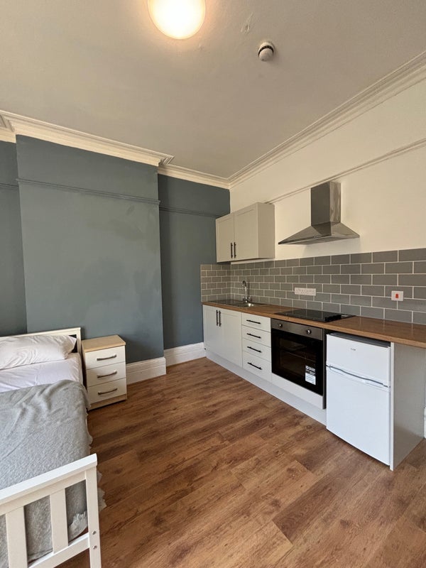 Room Elliston Road in Bristol