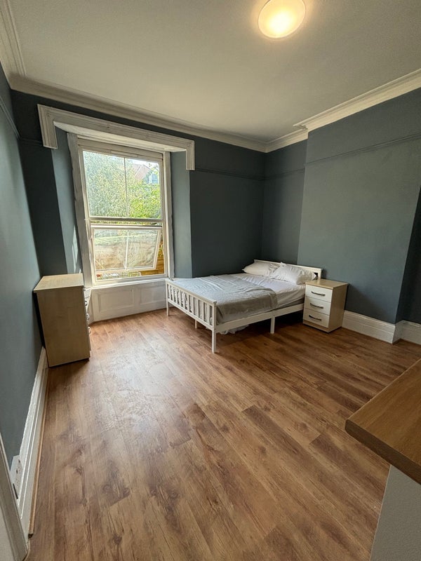 Room Elliston Road in Bristol