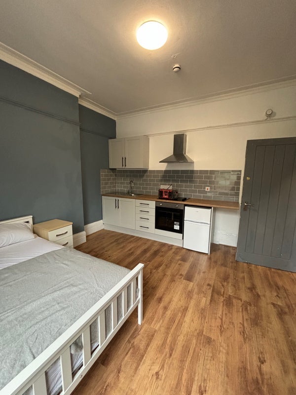 Room Elliston Road in Bristol