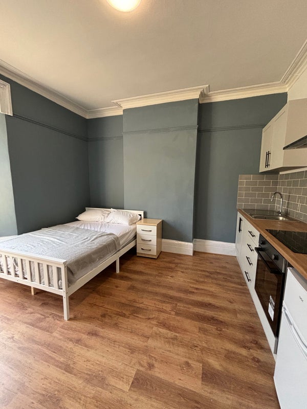 Room Elliston Road in Bristol