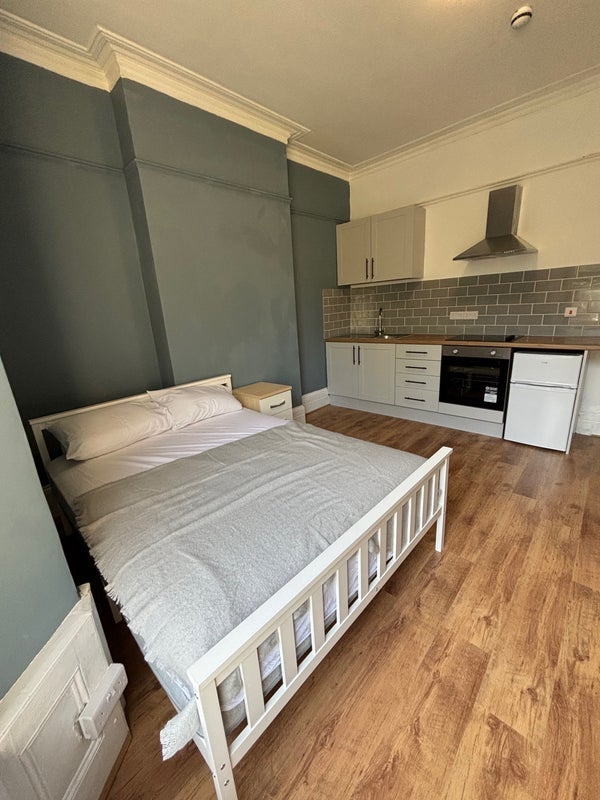 Room Elliston Road in Bristol