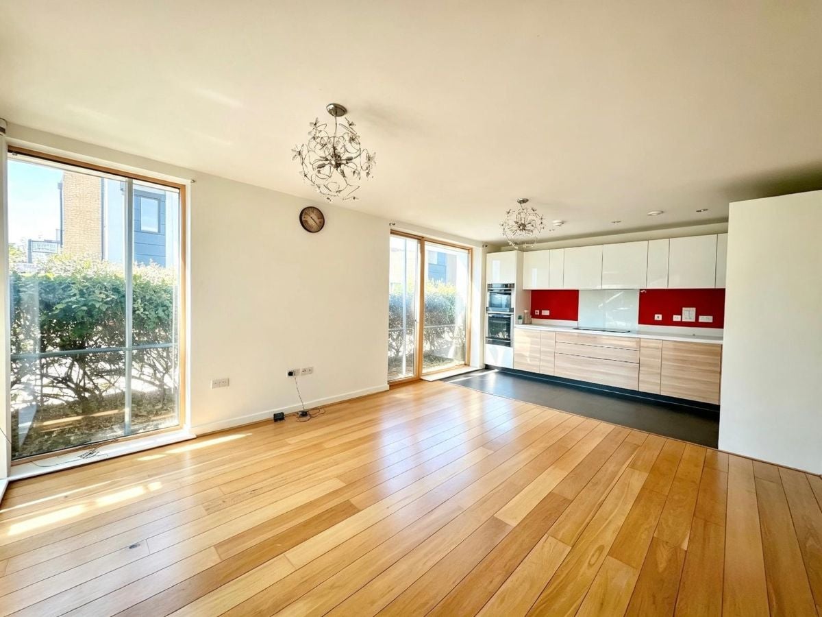 Flat Wessex Lane in Greater London
