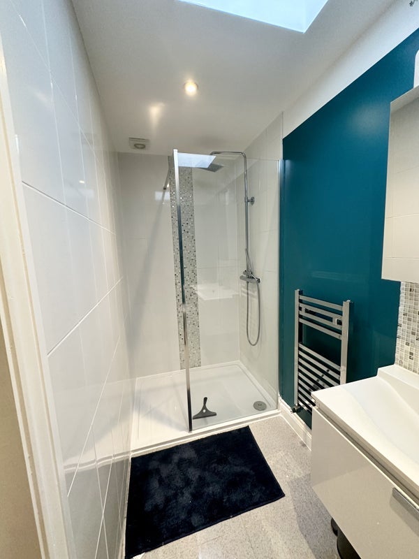 Room Newbury Road in Greater London