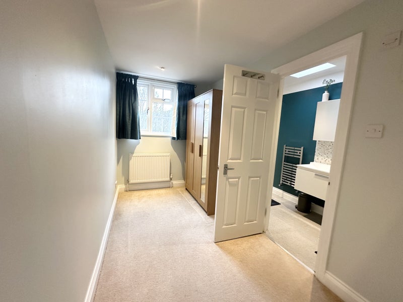 Room Newbury Road in Greater London