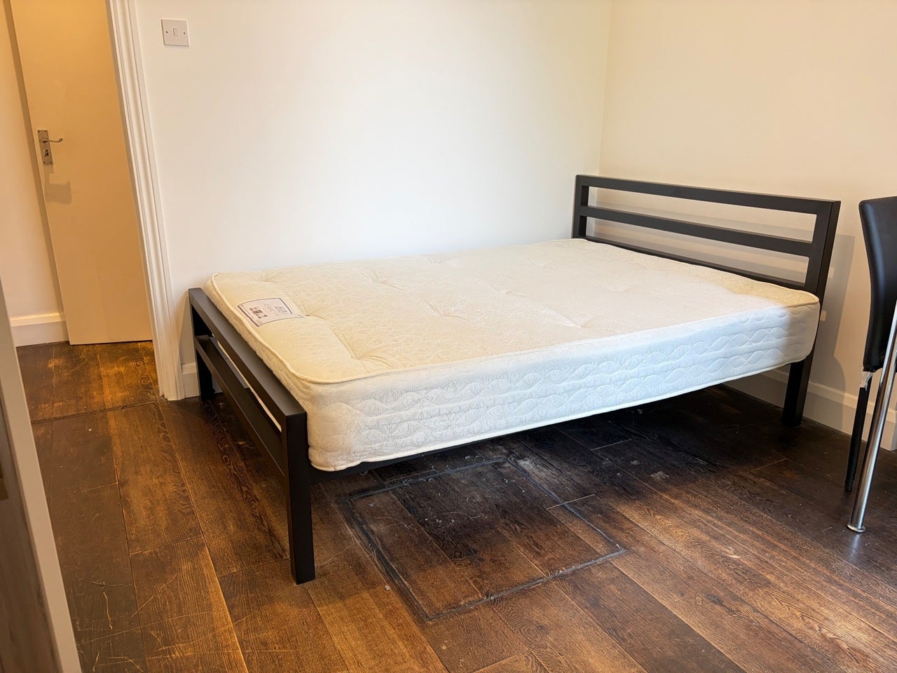 Flat Matheson Road in Greater London
