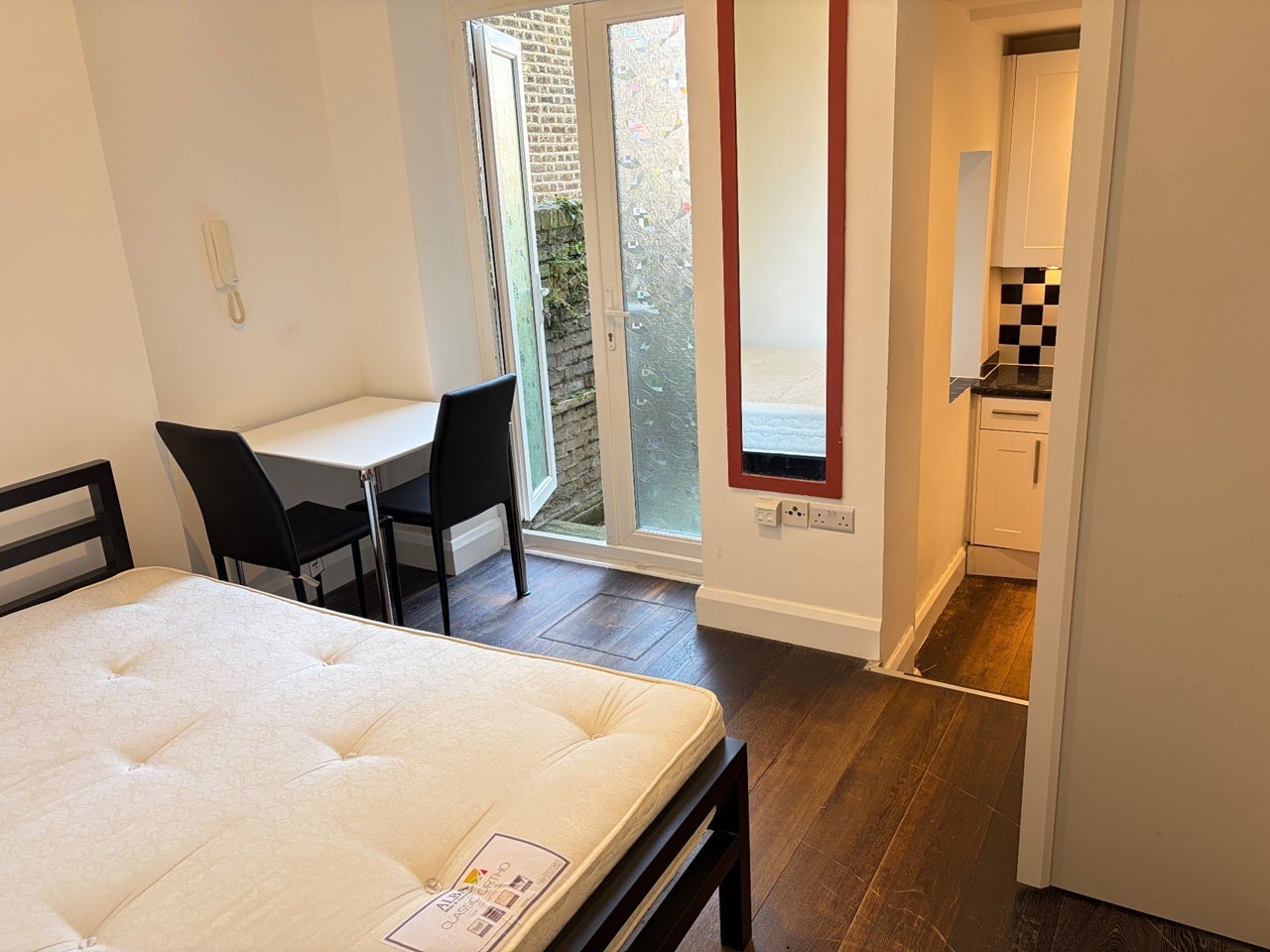 Flat Matheson Road in Greater London