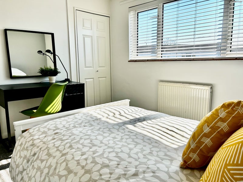 Room Dovedale Crescent in Crawley