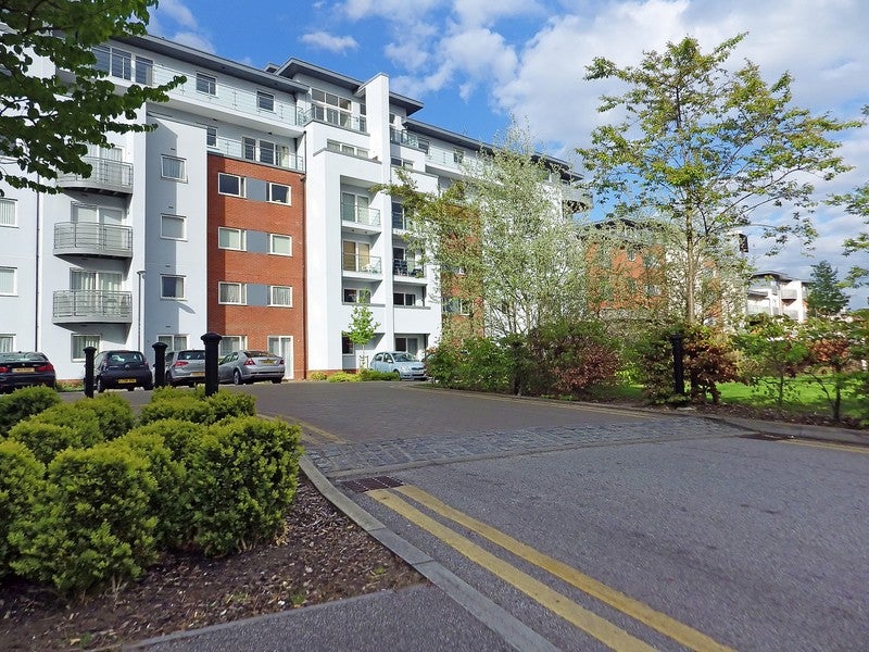 Flat Coxhill Way in Aylesbury