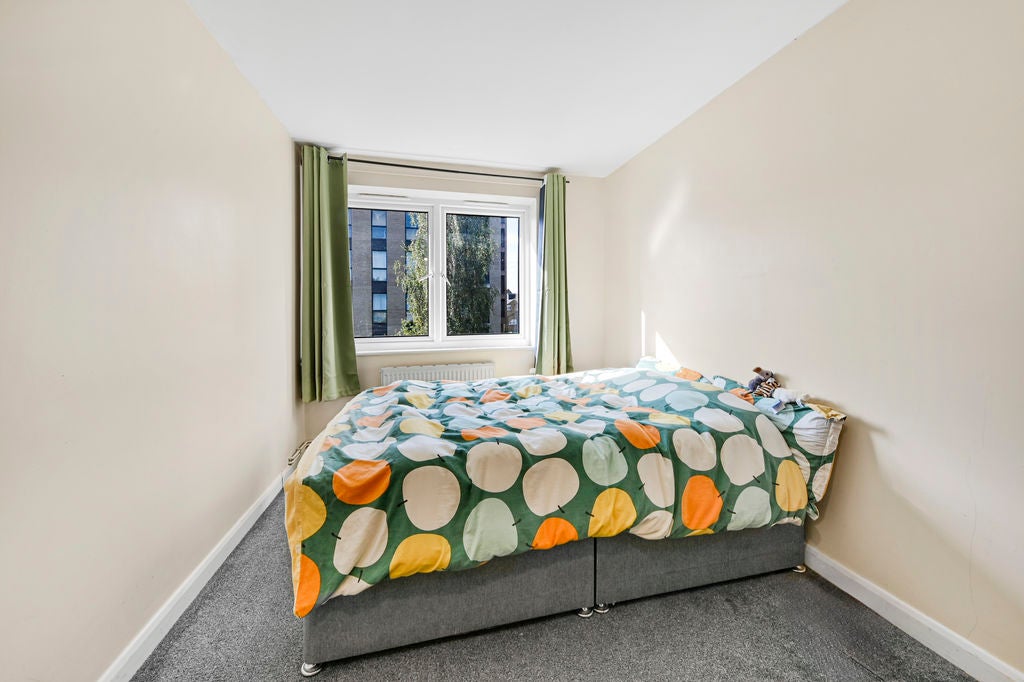 Flat Winders Road in Greater London