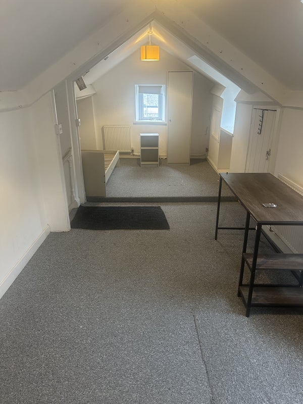 Room Wood Road in Pontypridd