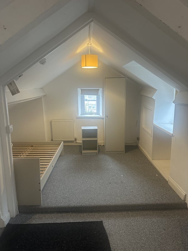 Room Wood Road in Pontypridd