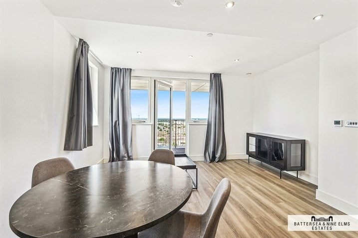 Flat Healum Avenue in Greater London