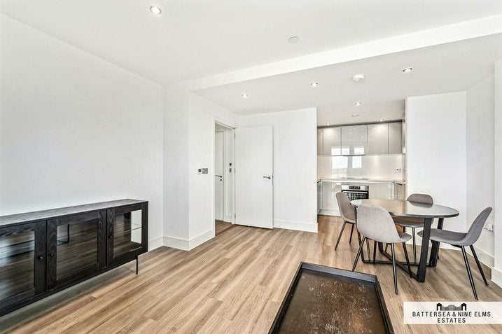 Flat Healum Avenue in Greater London