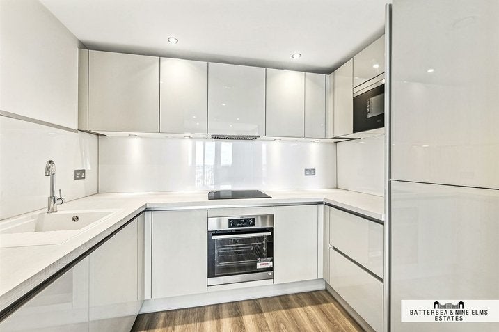 Flat Healum Avenue in Greater London
