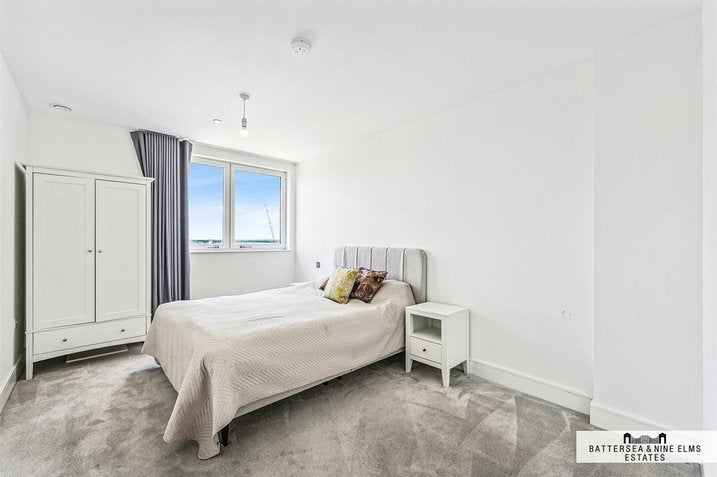 Flat Healum Avenue in Greater London