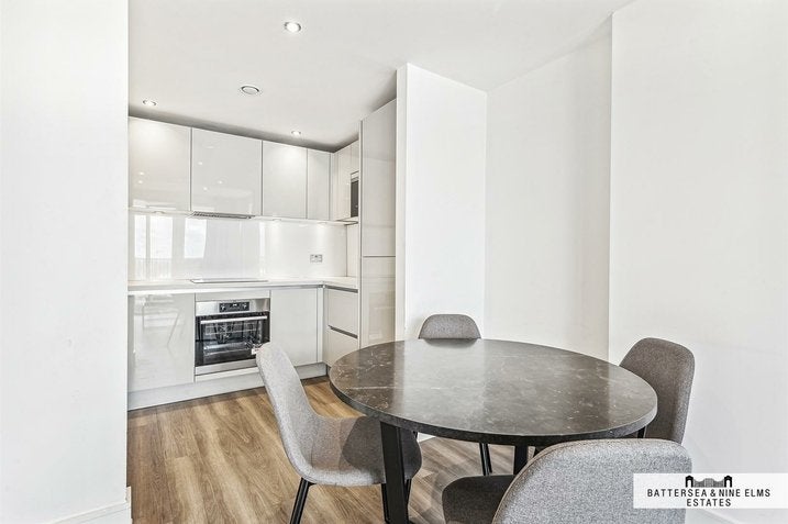 Flat Healum Avenue in Greater London