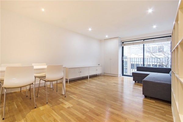 Flat Coach House Mews in London Borough of Southwark