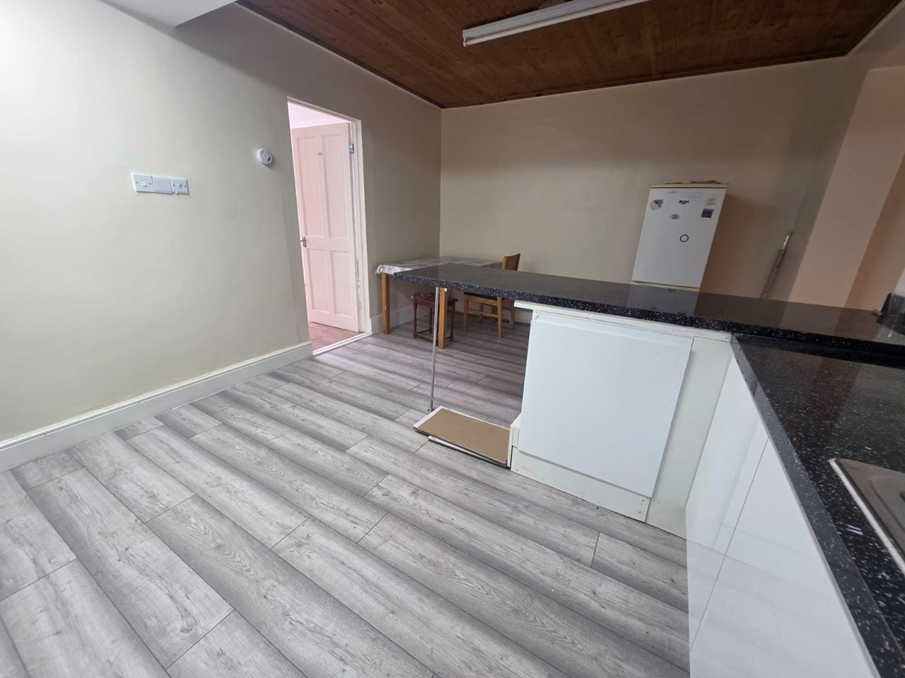 Flat Chigwell Road in Greater London