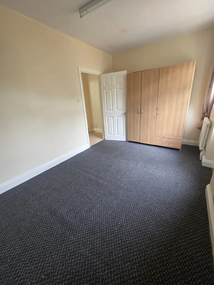 Flat Chigwell Road in Greater London