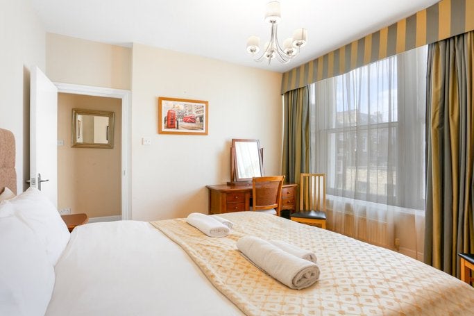 Flat Castletown Road in Greater London
