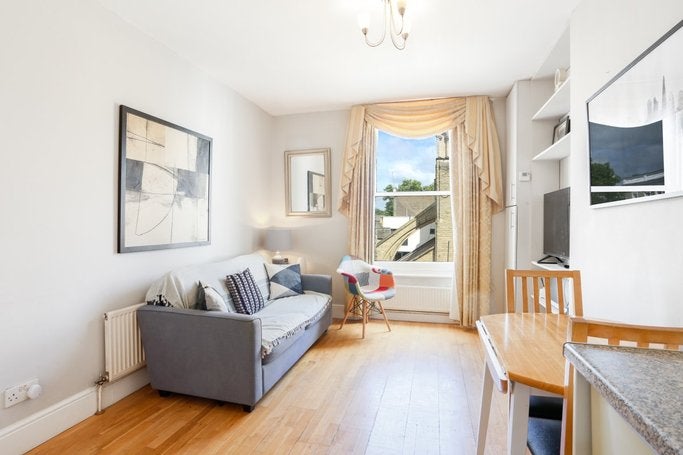 Flat Castletown Road in Greater London