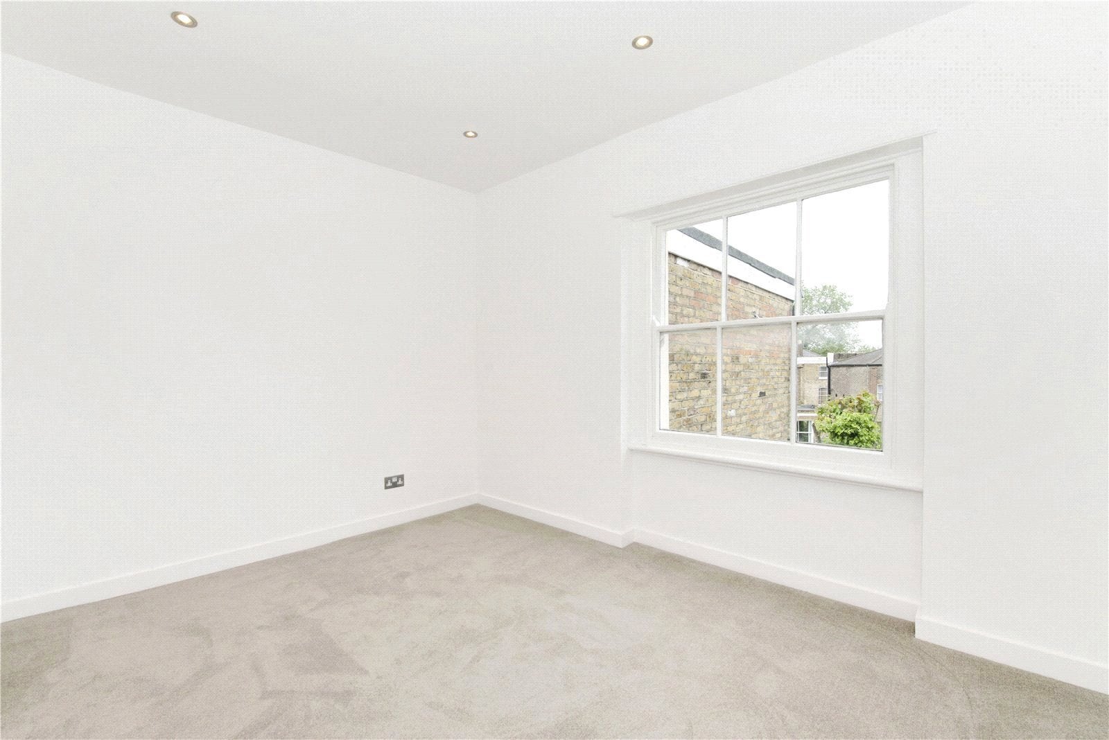 Flat Ardleigh Road in Greater London
