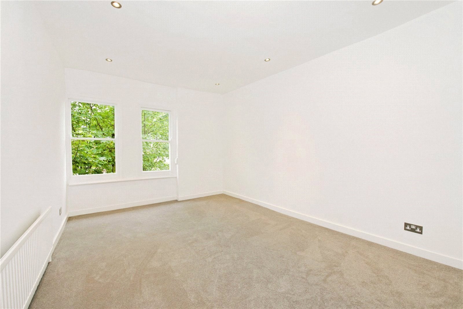 Flat Ardleigh Road in Greater London