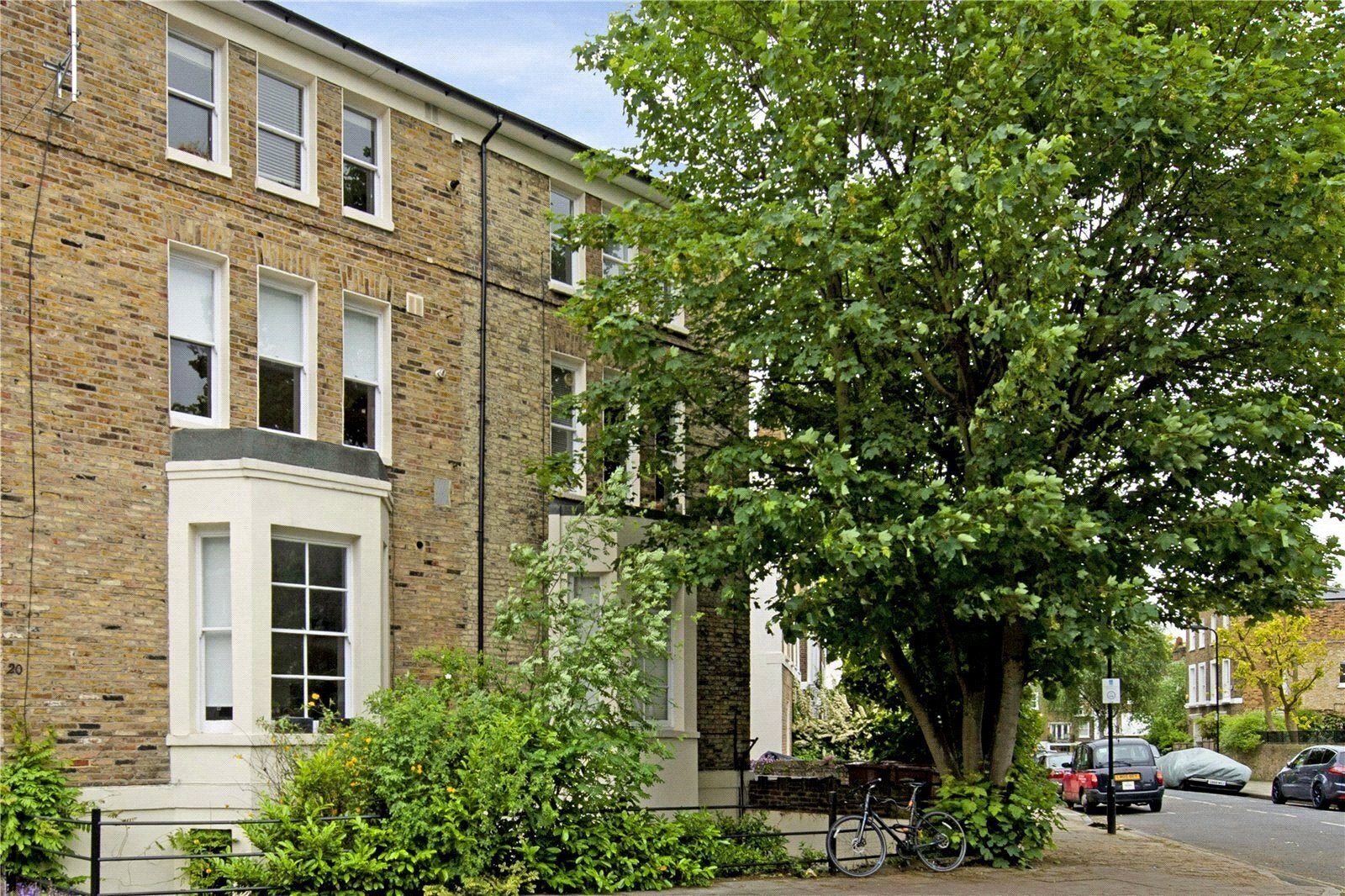 Flat Ardleigh Road in Greater London