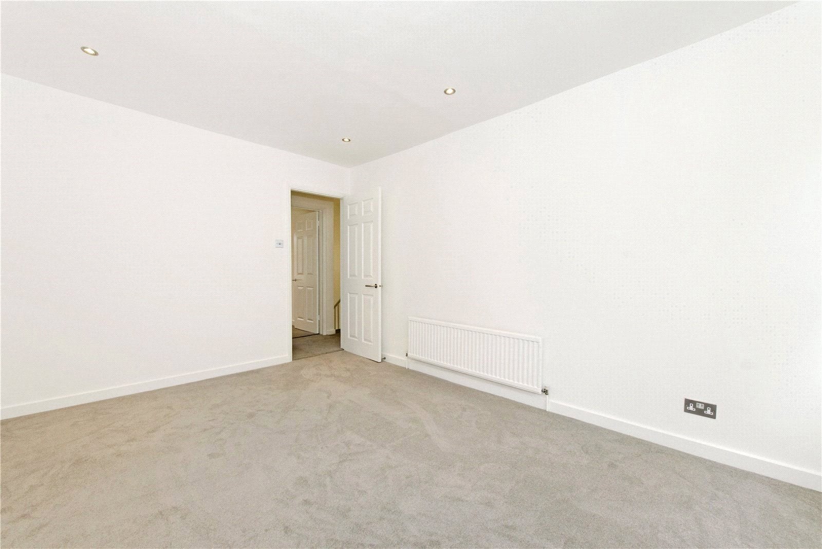 Flat Ardleigh Road in Greater London