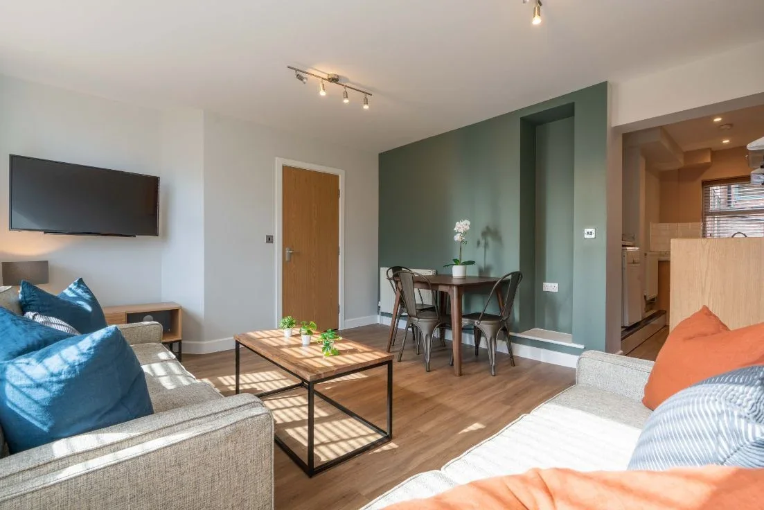 Flat Jesmond Road in Newcastle upon Tyne