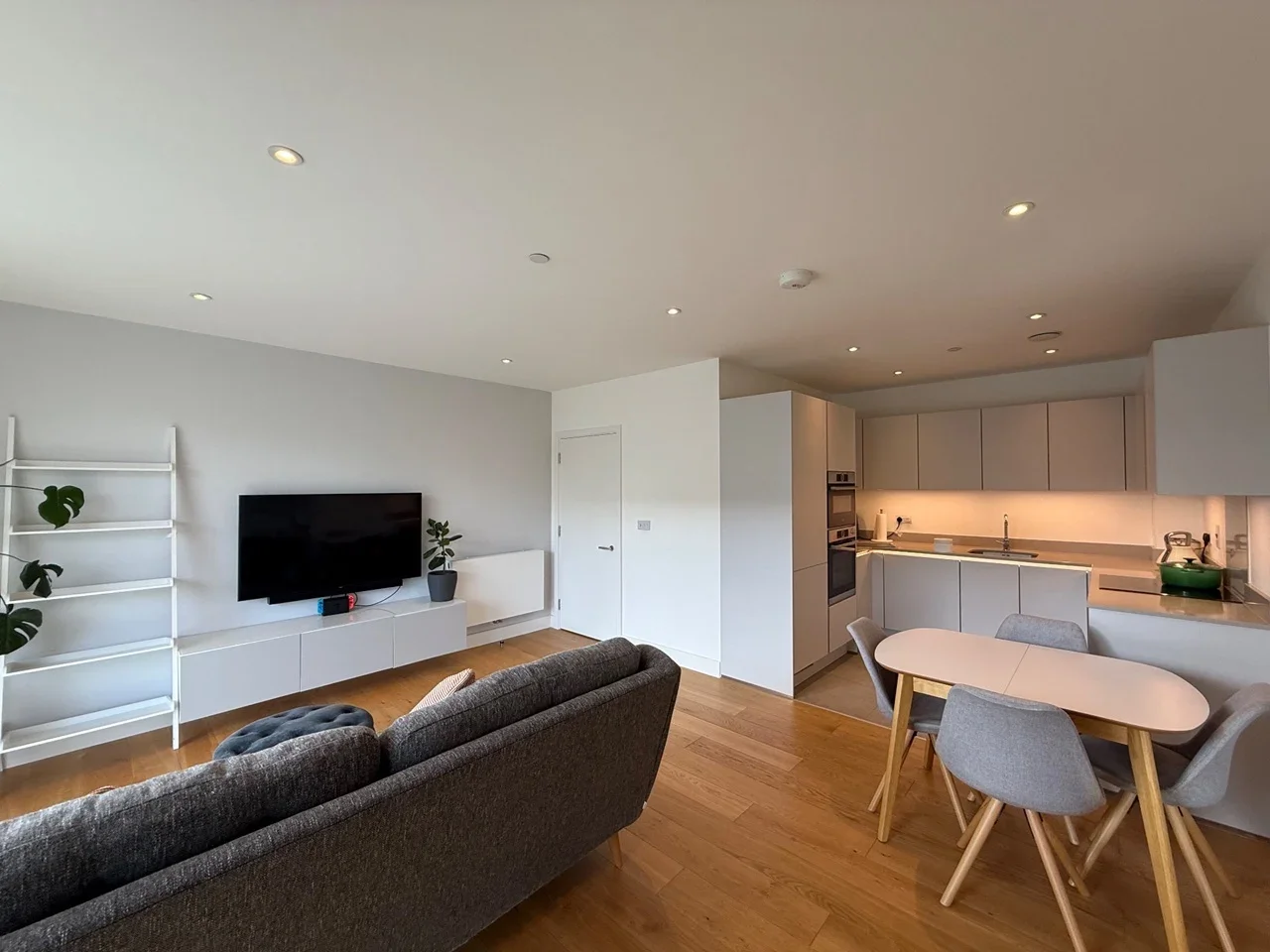 Flat Fergus Street in Greater London