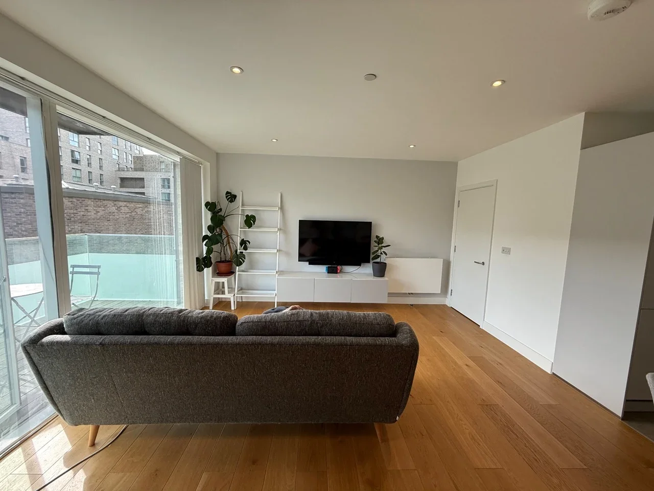 Flat Fergus Street in Greater London