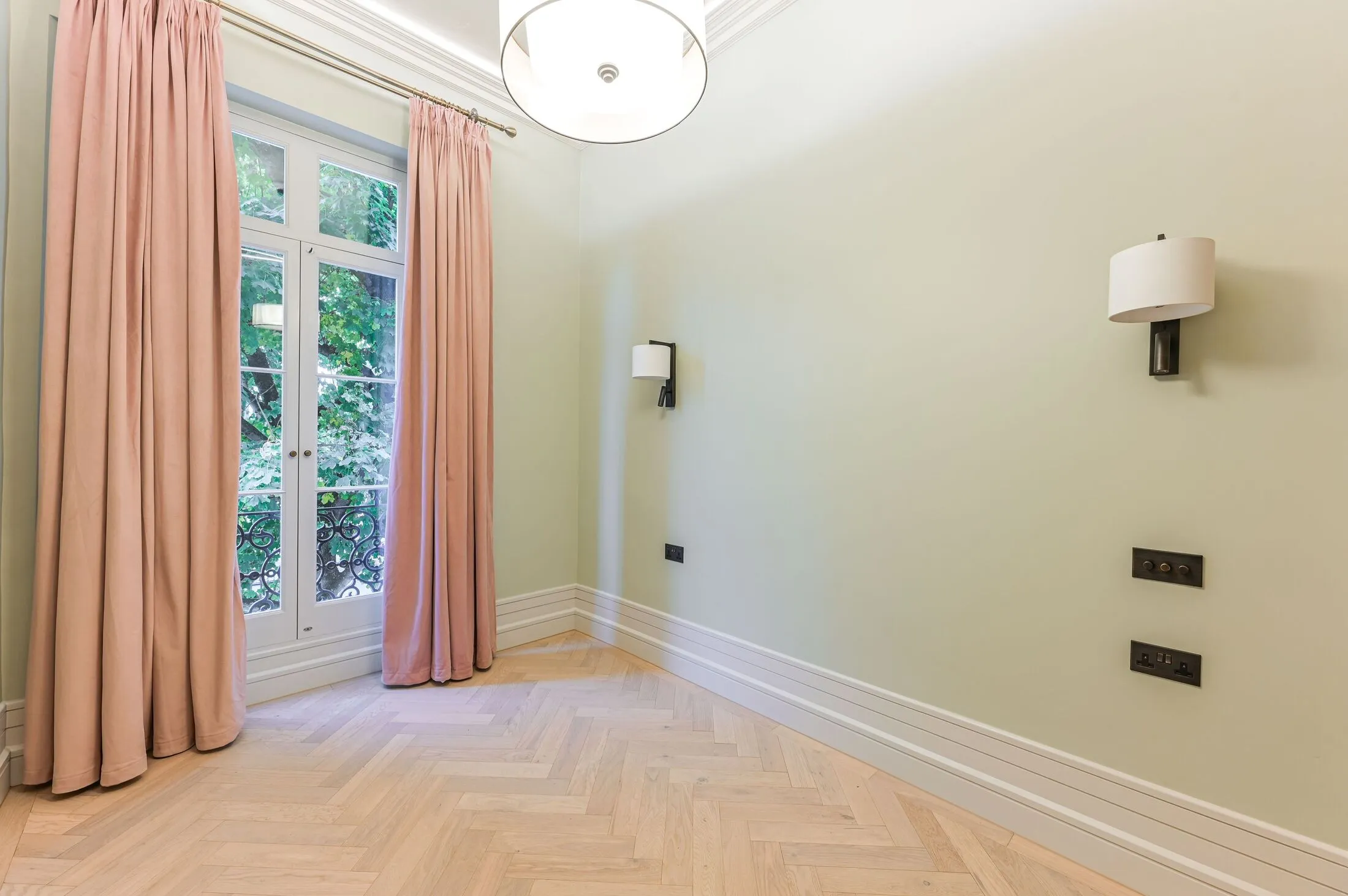 Flat Alderney Street in City of Westminster