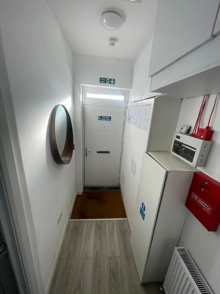 Room Hampton Road in Greater London