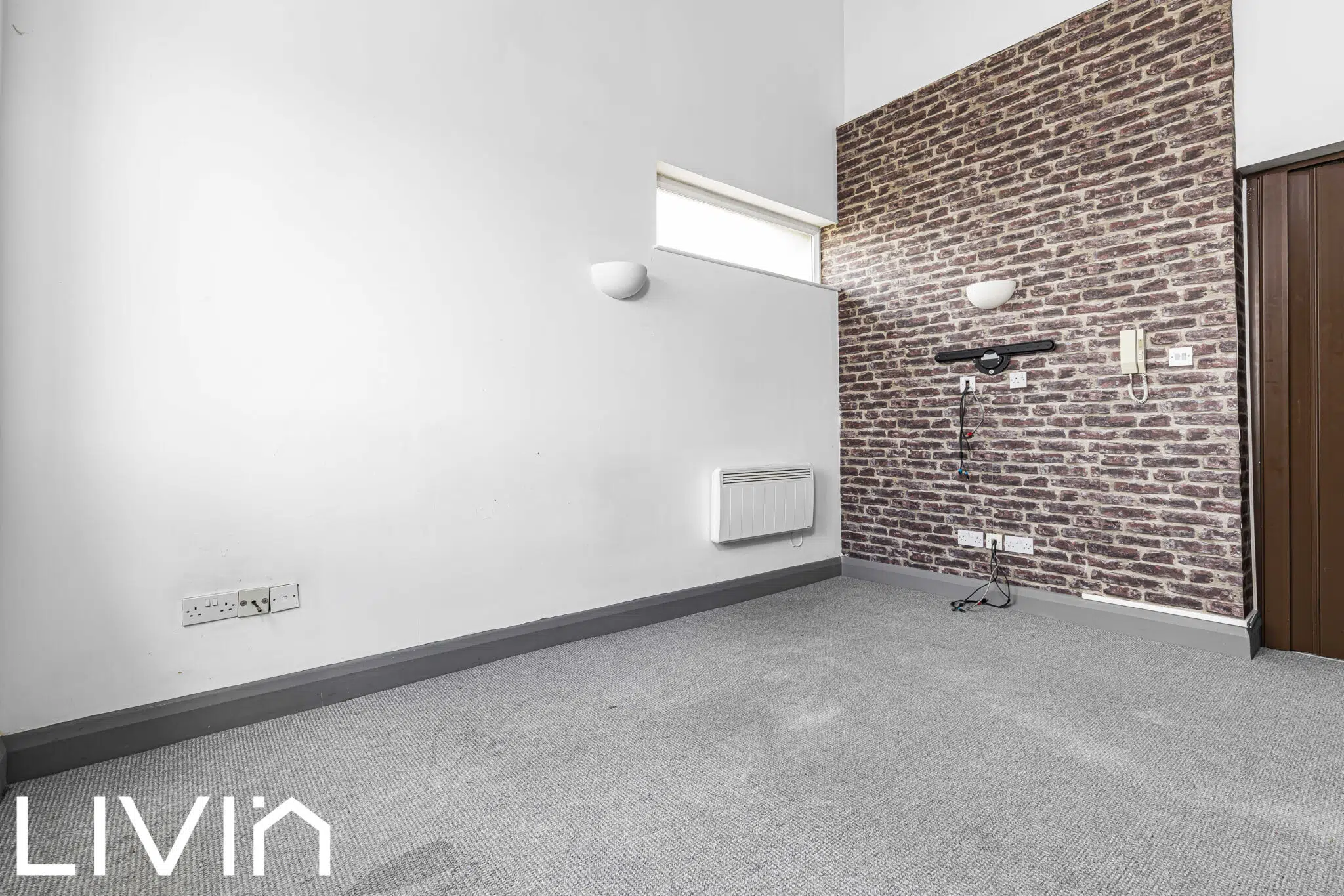 Flat Whitehorse Road in Greater London