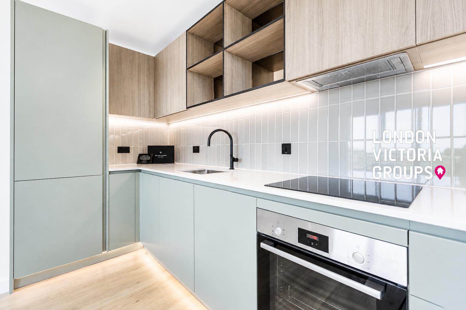 Flat Cedrus Avenue in Greater London